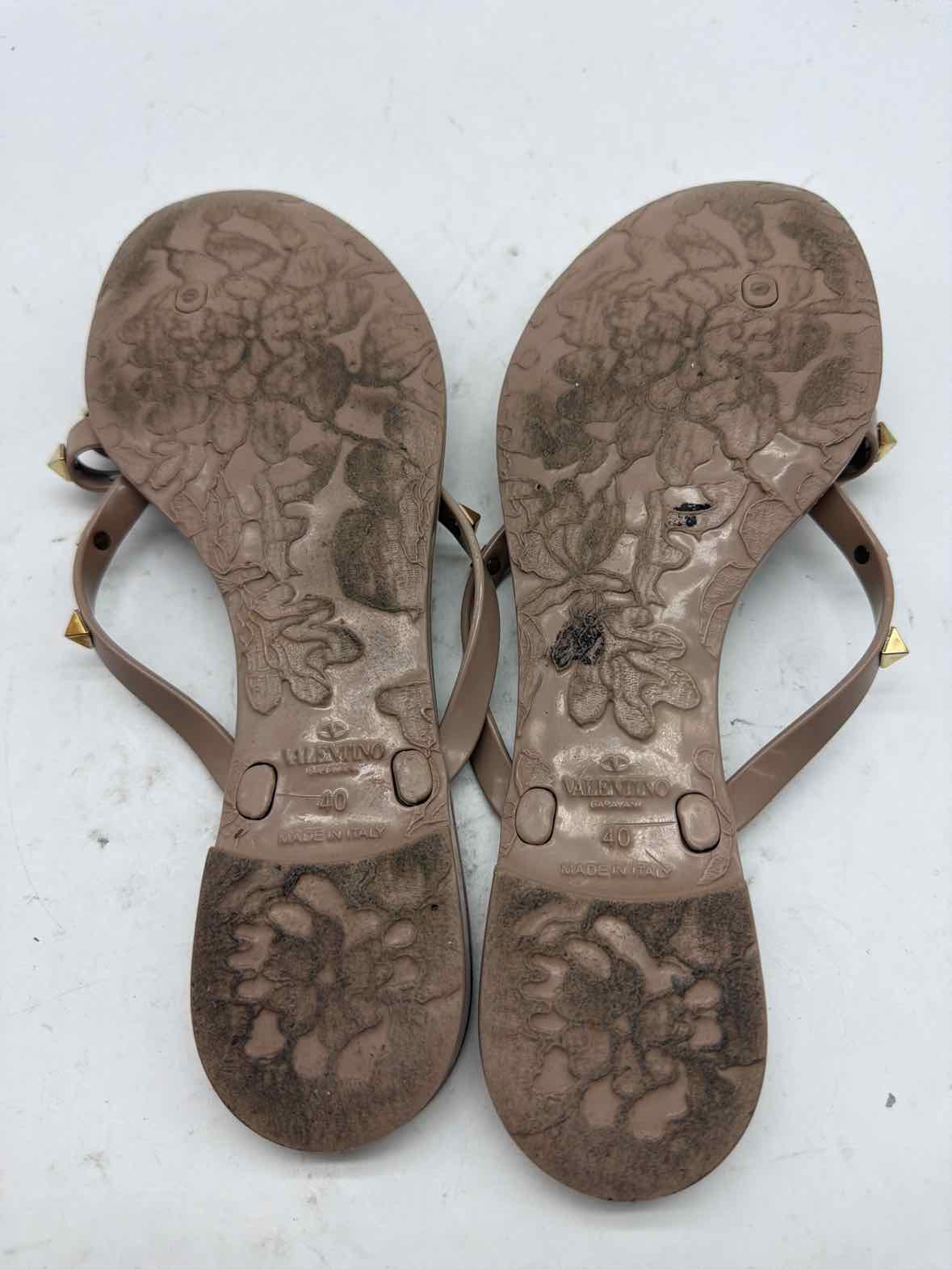 Pre-Owned Valentino Tan Size 10 Jelly Thong Sandals | True Fashionistas.