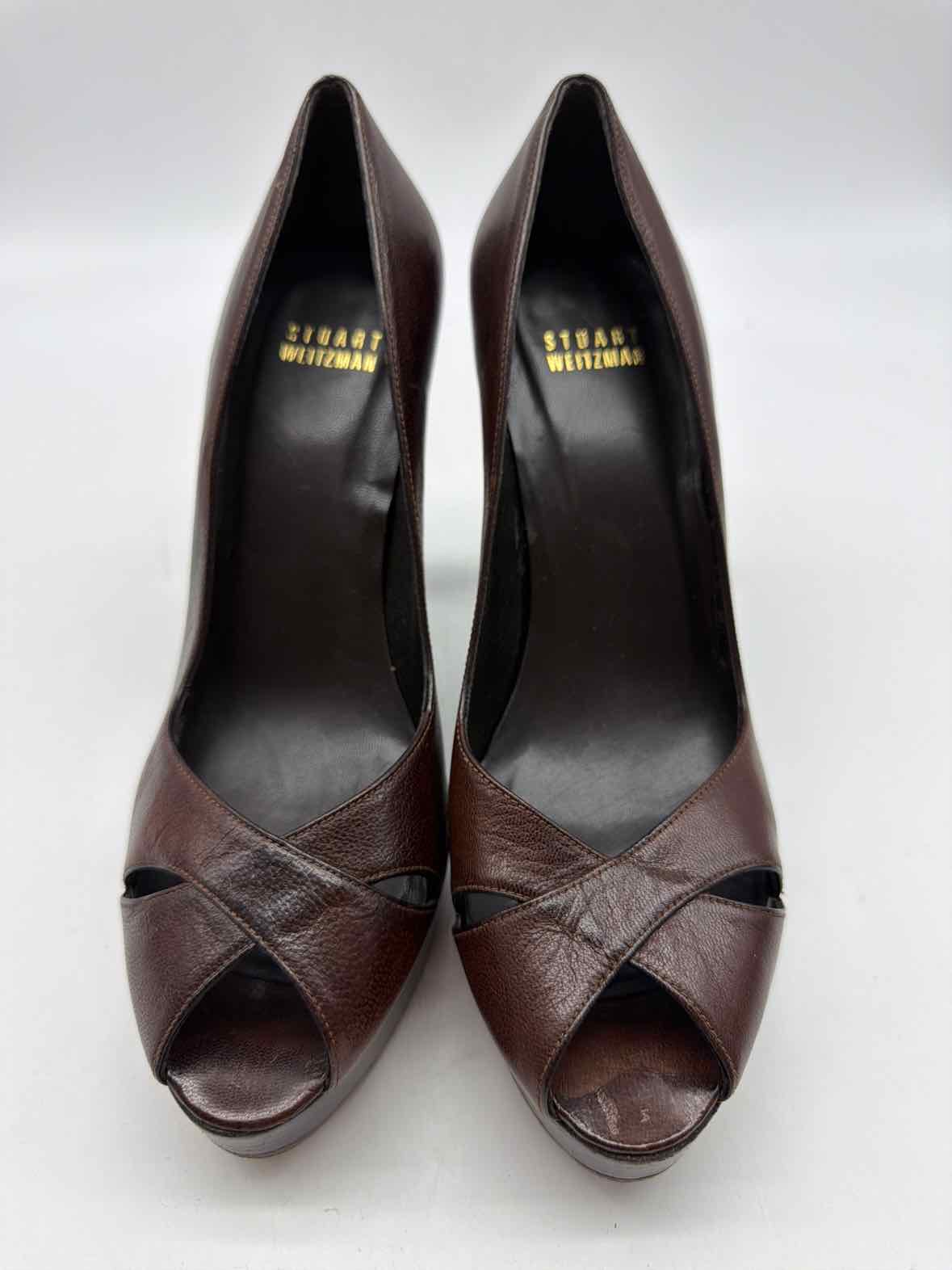 Pre-Owned Stuart Weitzman Brown Size 7.5 Peep Toe Heels | True Fashionistas.
