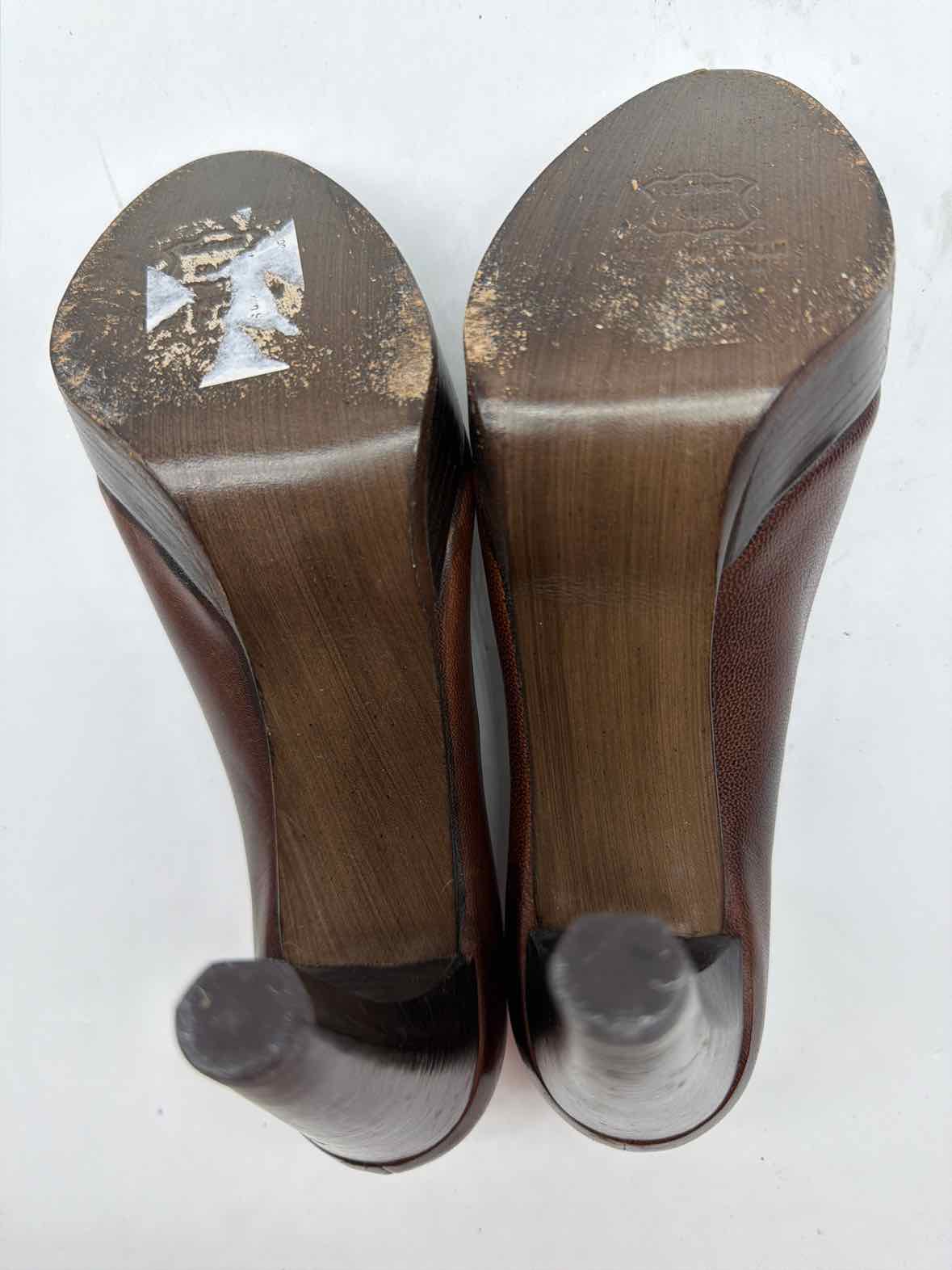 Pre-Owned Stuart Weitzman Brown Size 7.5 Peep Toe Heels | True Fashionistas.