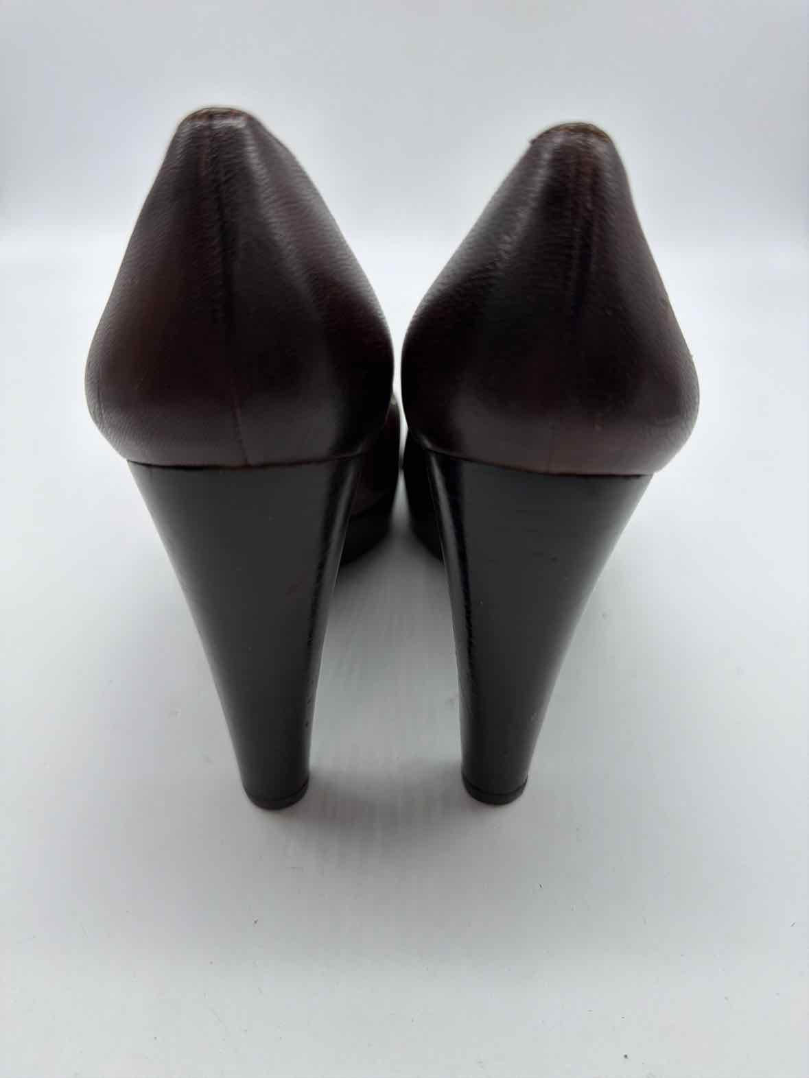 Pre-Owned Stuart Weitzman Brown Size 7.5 Peep Toe Heels | True Fashionistas.