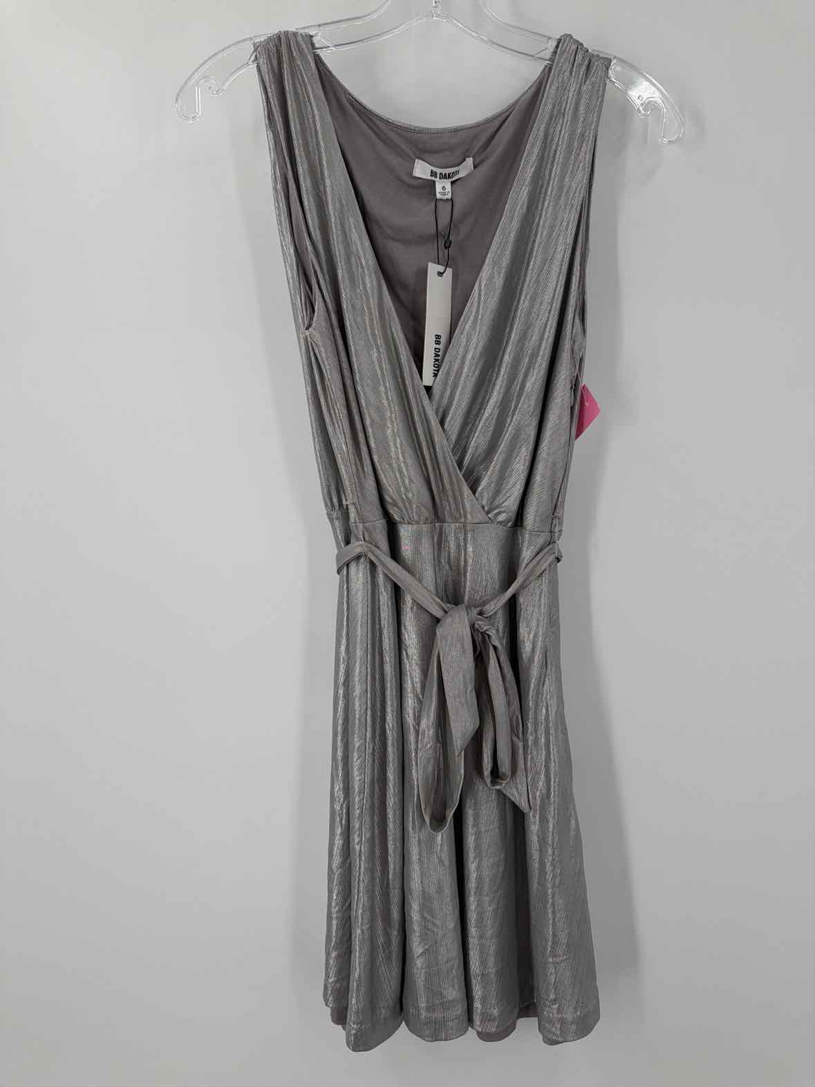 Pre-Owned BB Dakota Grey Size 6 Short Sleeveless Dress | True Fashionistas.