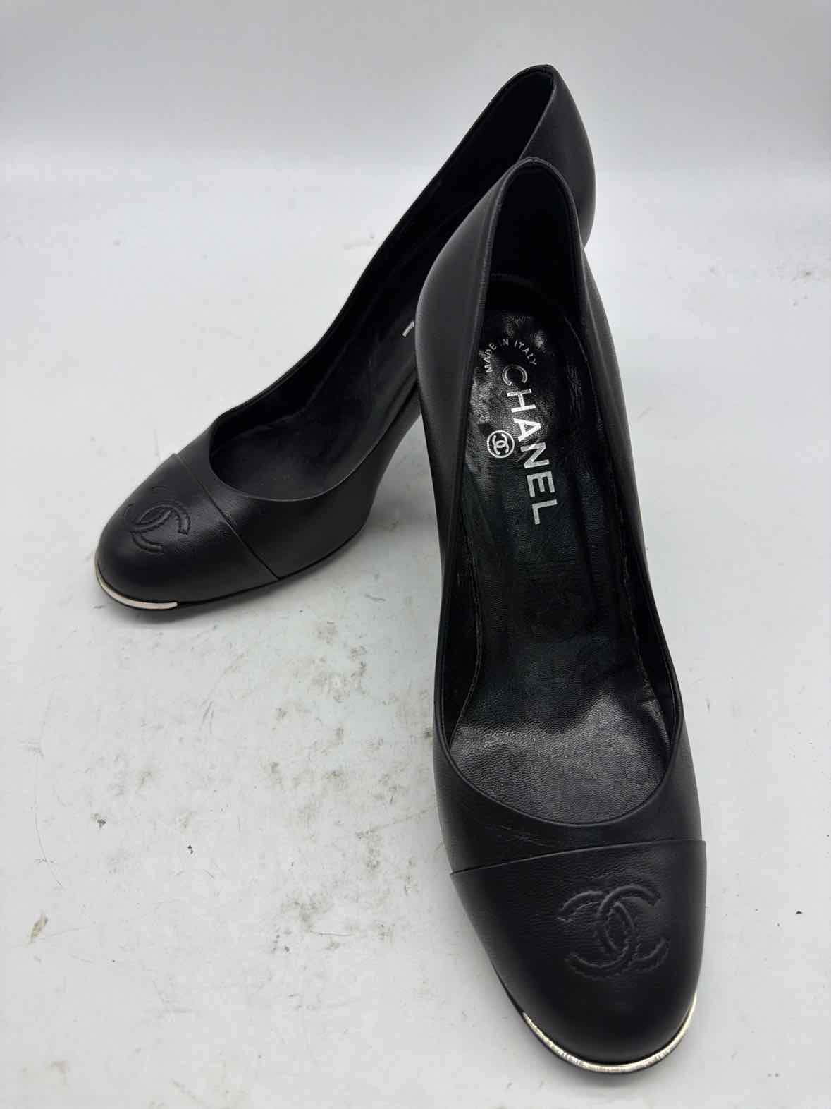 Pre-Owned Chanel Black Size 9 Leather Pump Heels | True Fashionistas.