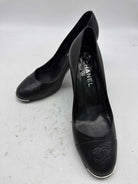 Pre-Owned Chanel Black Size 9 Leather Pump Heels | True Fashionistas.