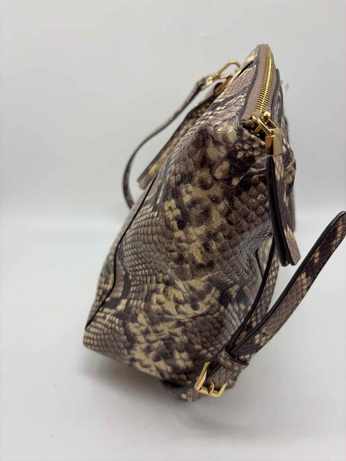 Pre-Owned MICHAEL Michael Kors Grey Crossbody Crossbody | True Fashionistas.