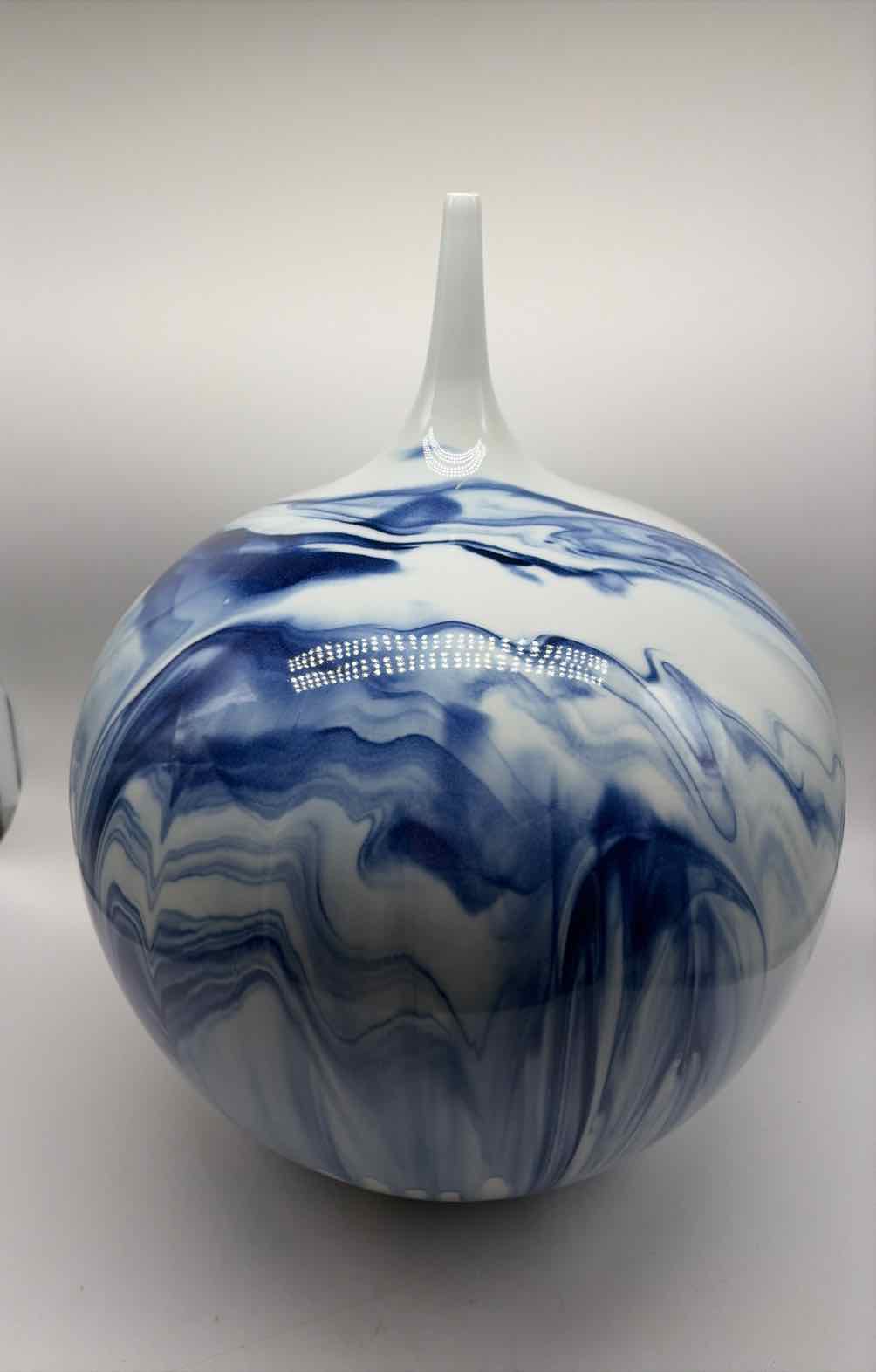 Blue & White Porcelain Goose Neck Vase | True Fashionistas.