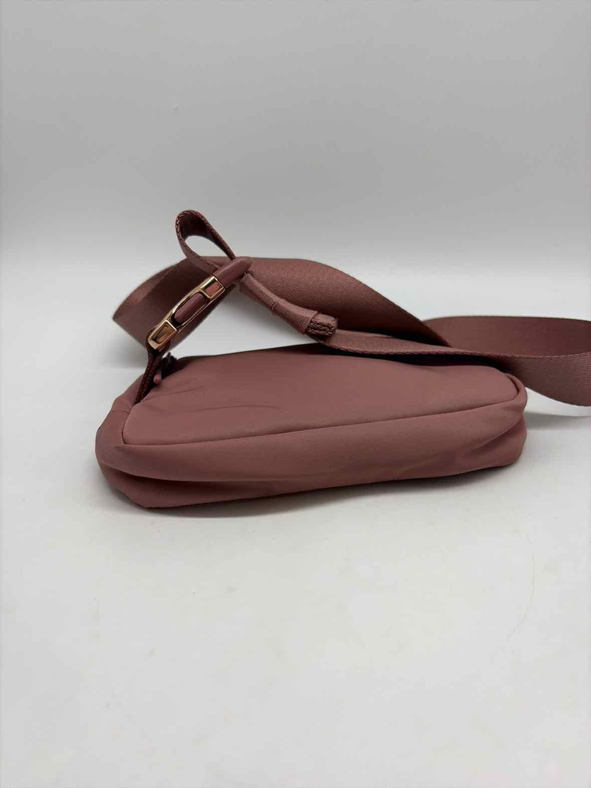 Pre-Owned Lululemon Pink waist bag Waist Bag | True Fashionistas.