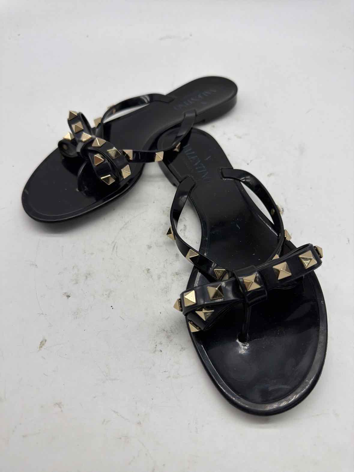 Pre-Owned Valentino Black Size 37 Jelly Thong Sandals | True Fashionistas.