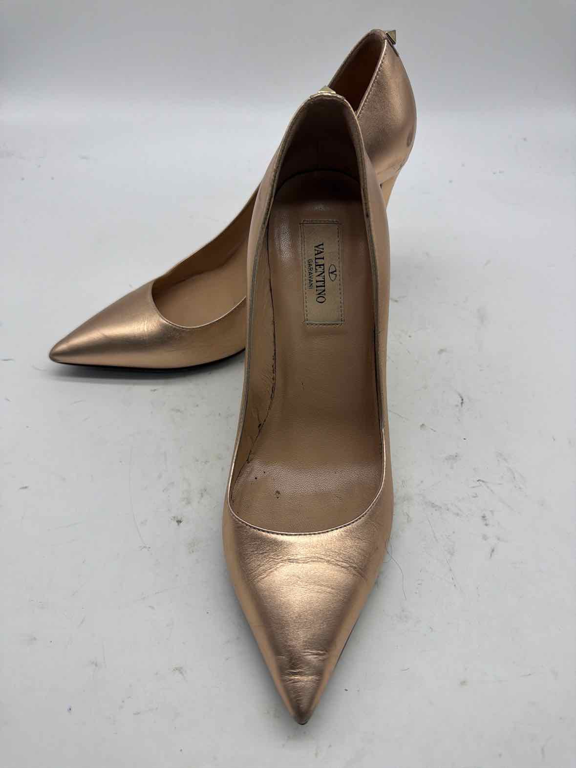 Pre-Owned Valentino Gold Size 7 Pump Heels | True Fashionistas.