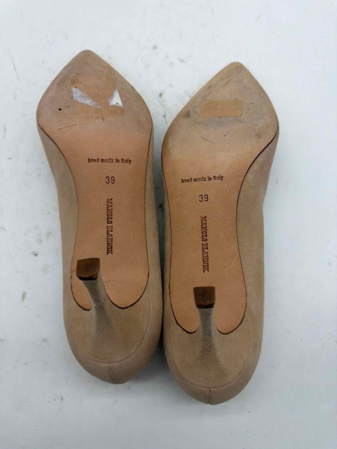 Pre-Owned Manolo Blahnik Tan Size 9 Suede Pump Heels | True Fashionistas.