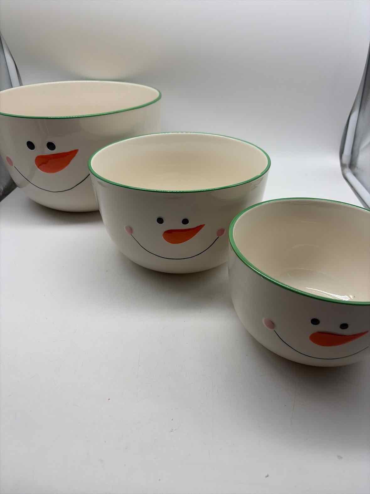 White Christmas Nesting Bowls with Snowman Set of 3 | True Fashionistas.