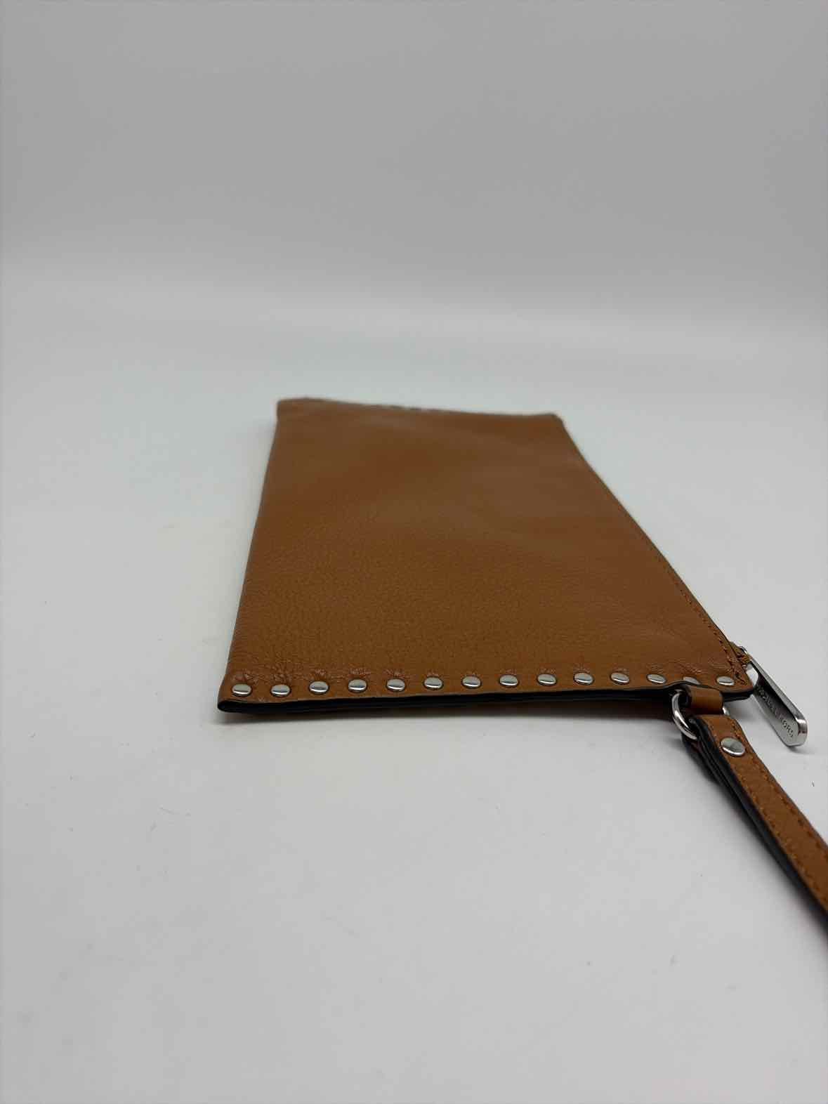 Pre-Owned Michael Kors Tan Clutch Clutch | True Fashionistas.