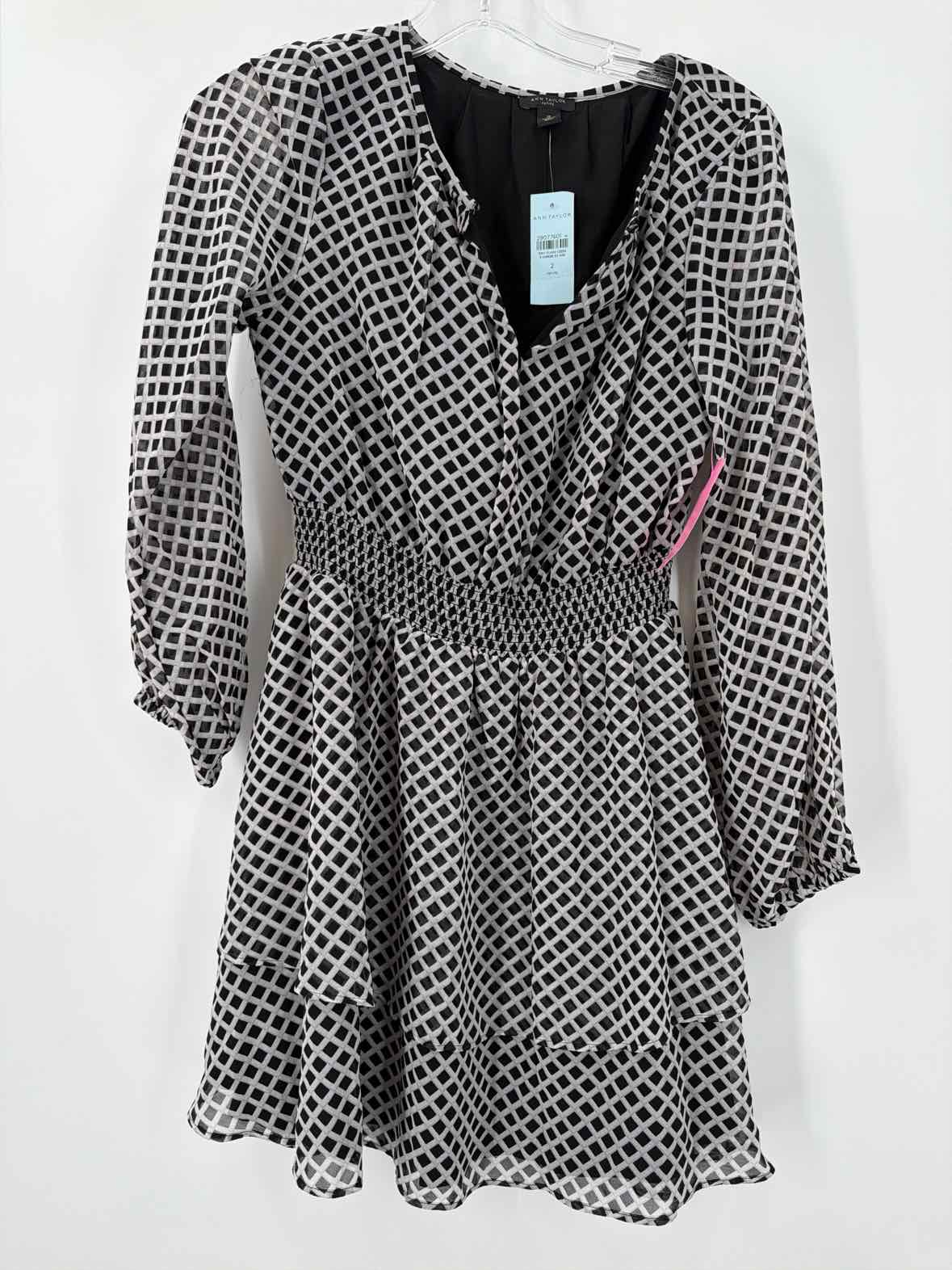 Pre-Owned Ann Taylor Black Size 2 Short Sleeveless Dress | True Fashionistas.