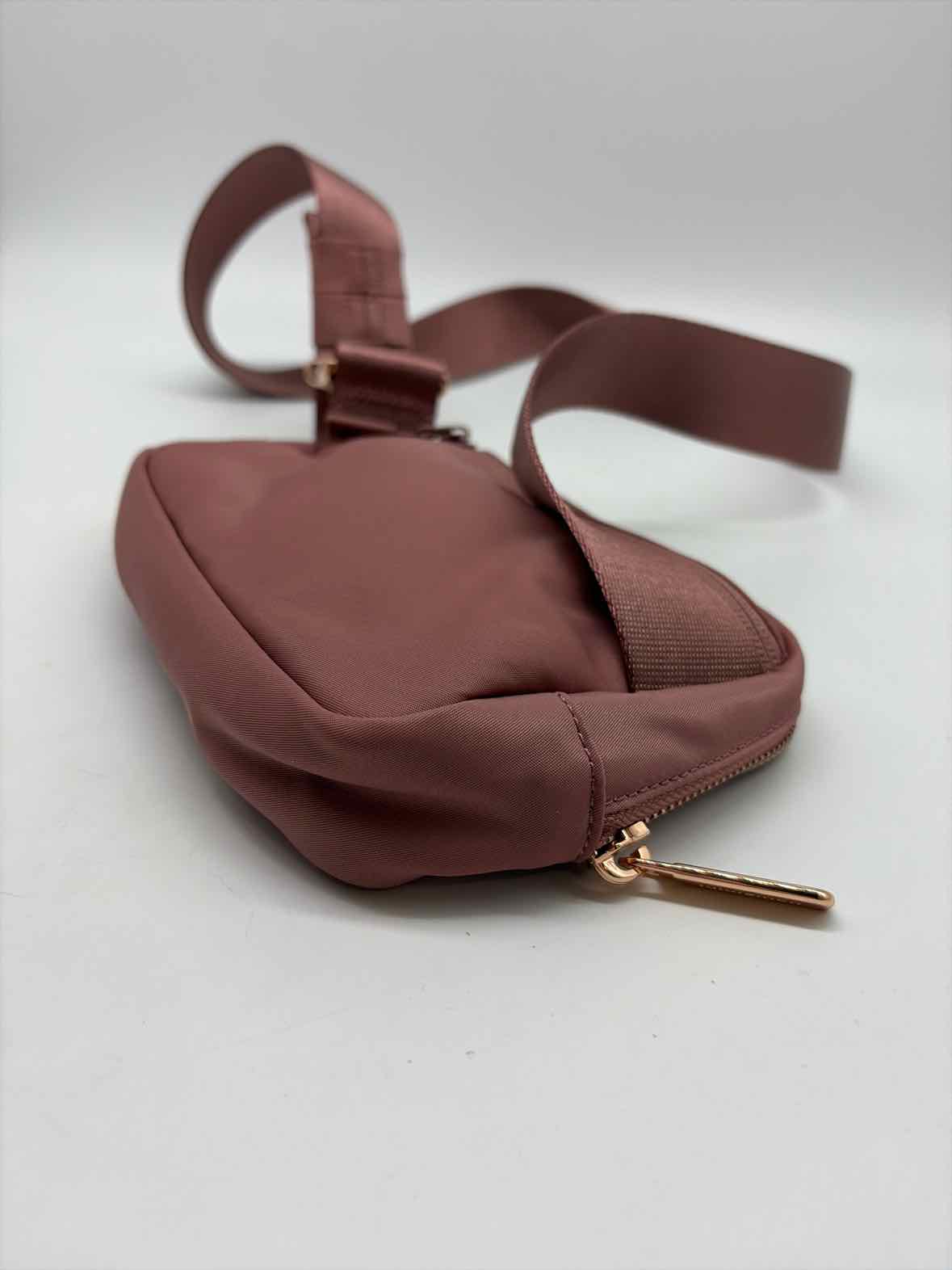 Pre-Owned Lululemon Pink waist bag Waist Bag | True Fashionistas.