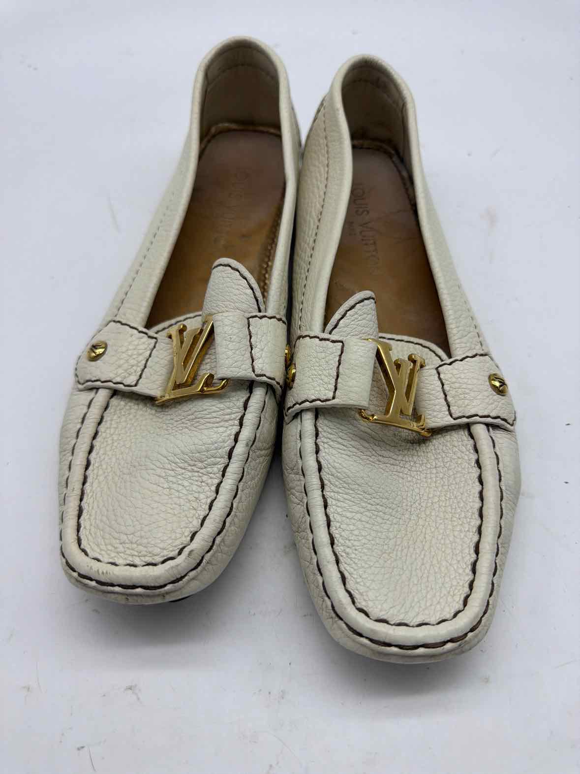 Pre-Owned Louis Vuitton Ivory Size 8.5 drivers Flats | True Fashionistas.