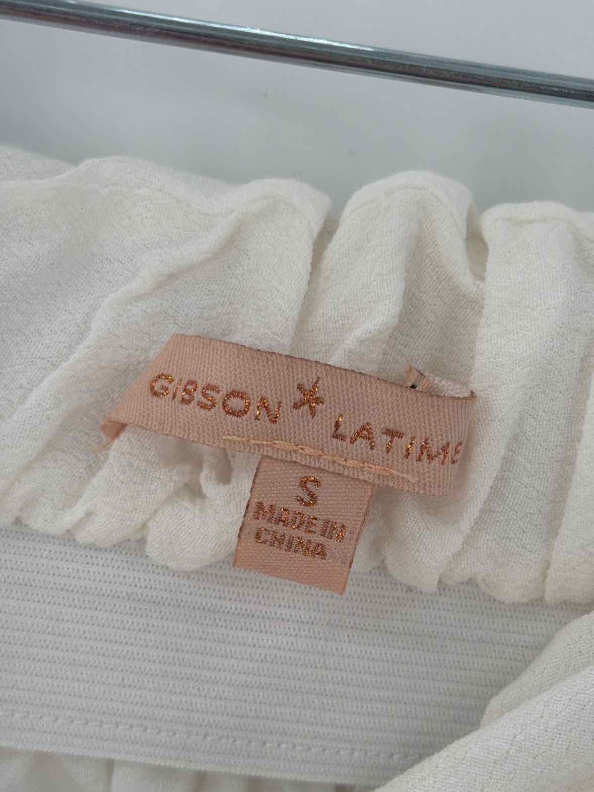 Pre-Owned Gibson & Latimer White Size Small Off Shoulder Blouse | True Fashionistas.